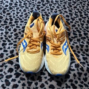 SAUCOY YELLOW AND BLUE ATHLETIC SHOES WITH BREATHABLE MESH